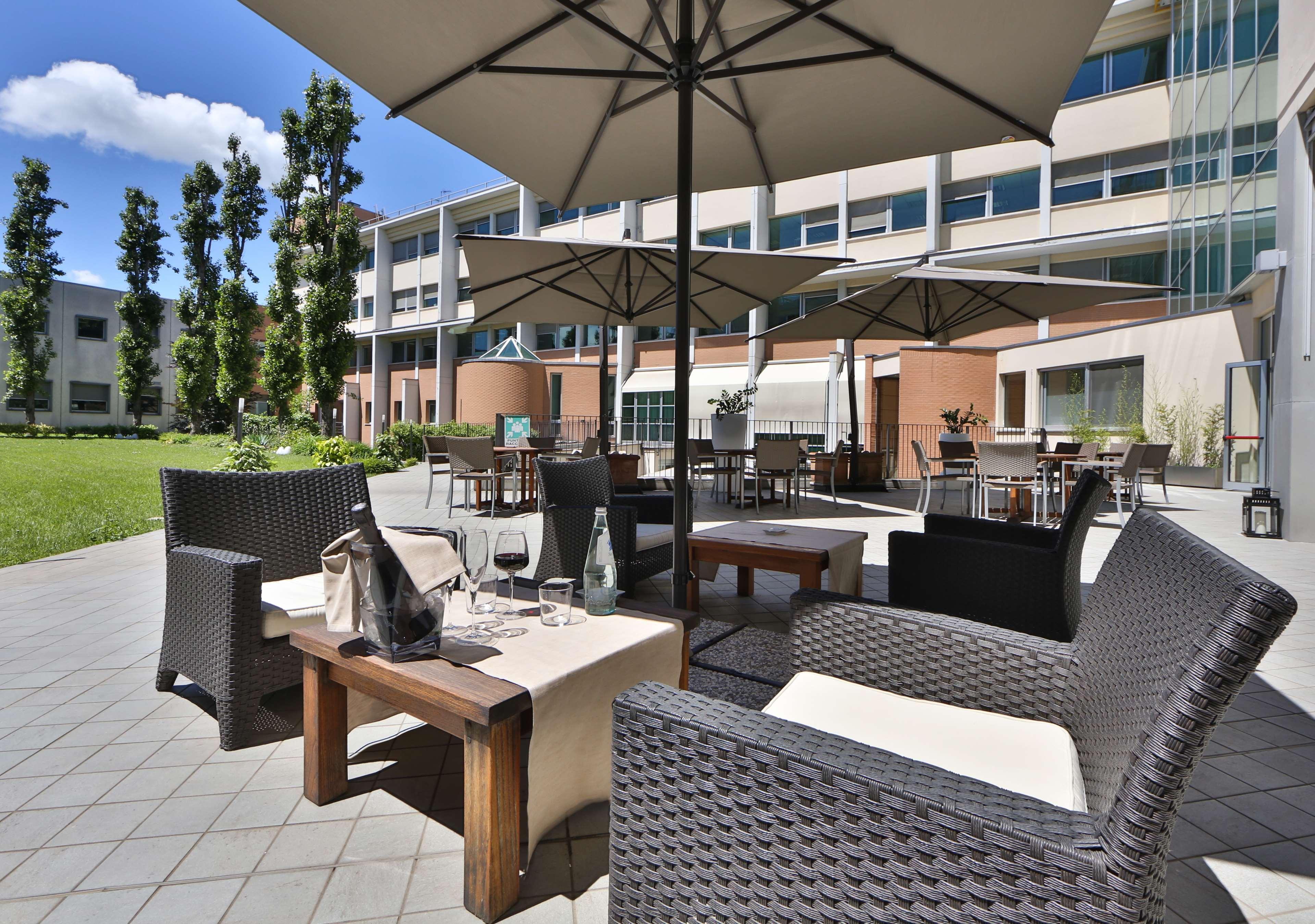 Best Western Plus Hotel Le Favaglie Cornaredo Esterno foto