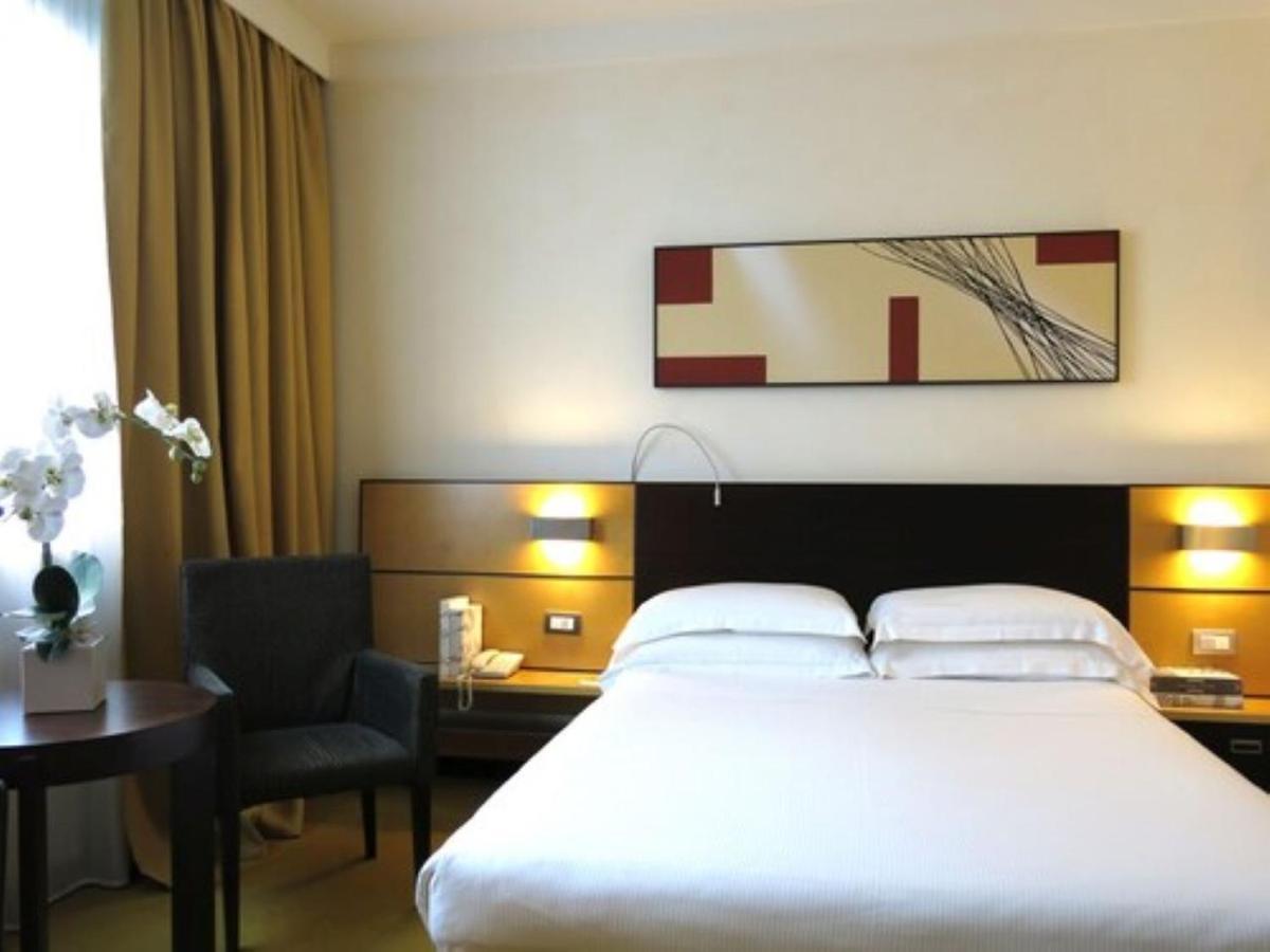 Best Western Plus Hotel Le Favaglie Cornaredo Esterno foto