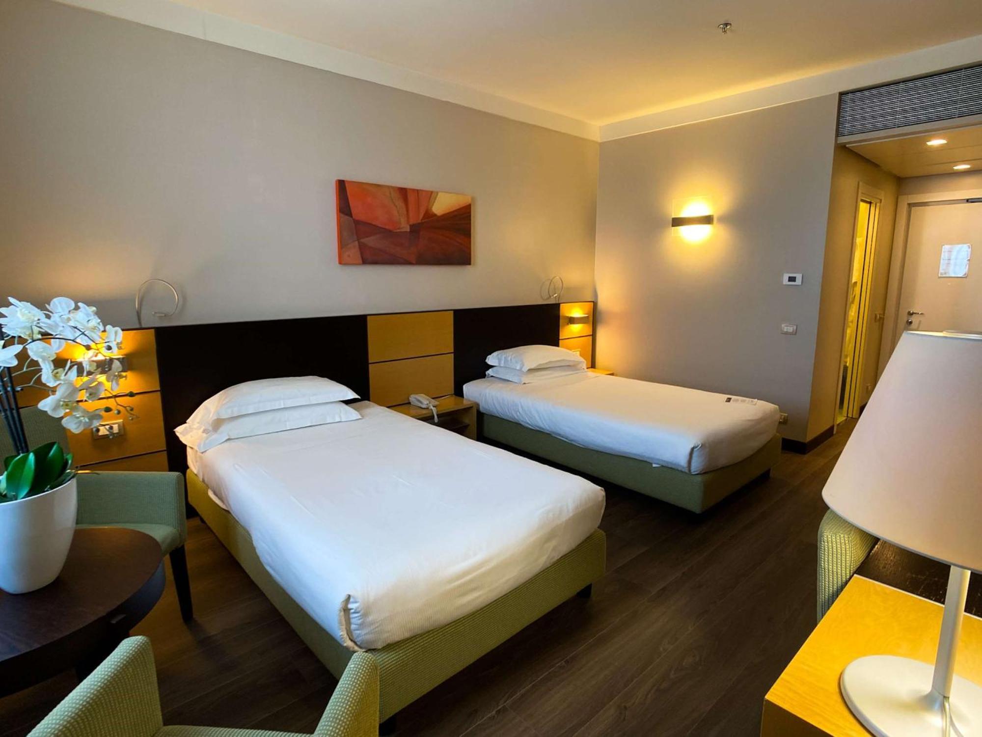 Best Western Plus Hotel Le Favaglie Cornaredo Esterno foto